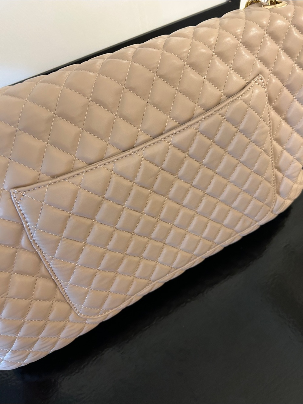 Quilted Nude Shoulder Weekender Bag with Gold Chain Large New - Picture 5 of 16